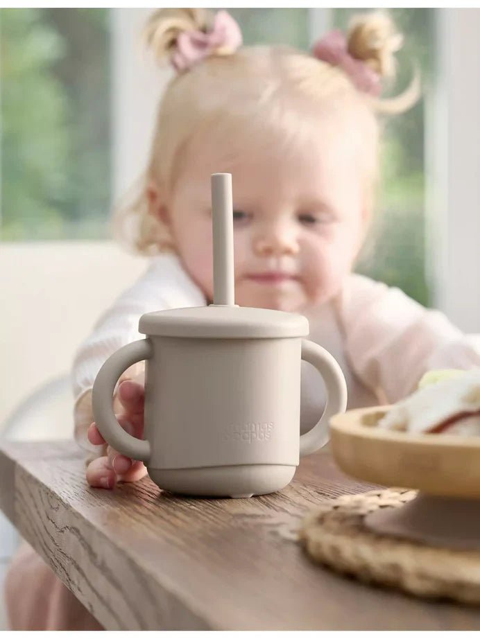 Bouteilles et tasses d'eau