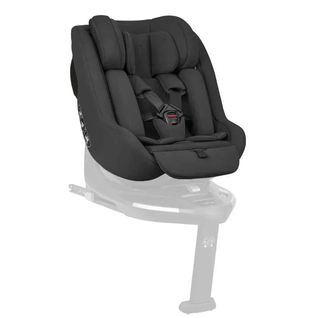 Dark gray i-Size car seat with reclined shell and five-point harness, front 3/4 view