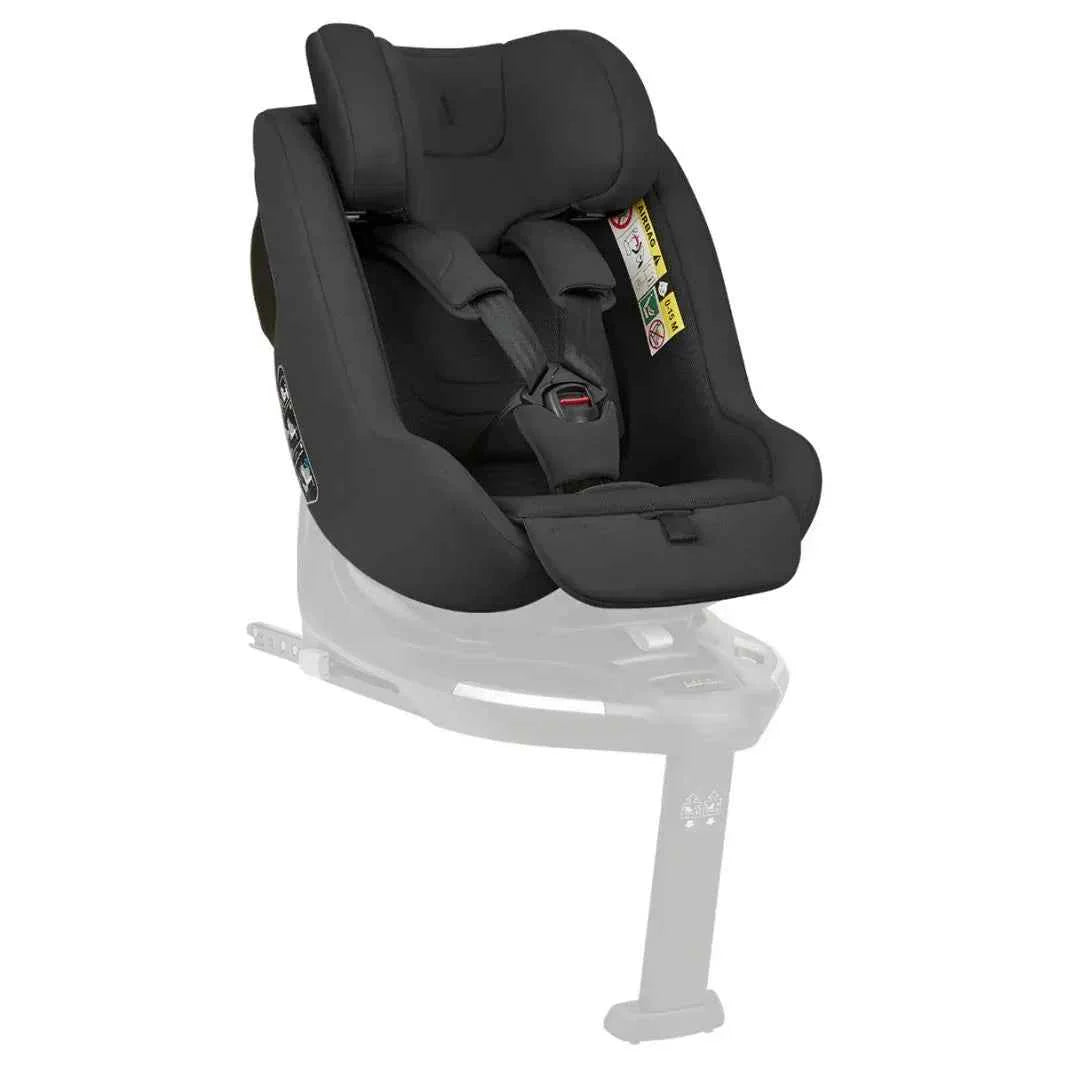 Dark gray i-Size car seat with five-point harness, rear 3/4 view