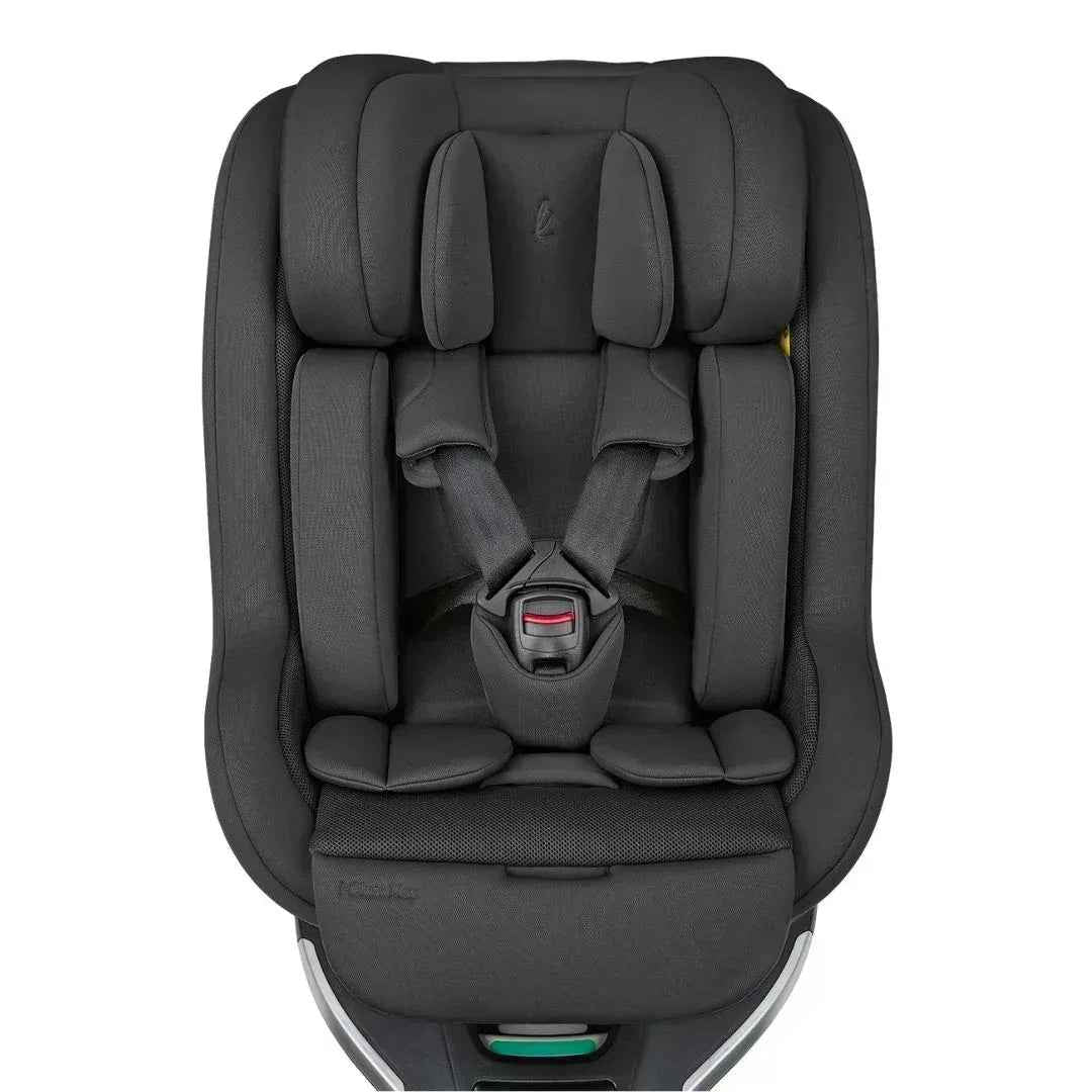 Dark gray i-Size car seat with five-point harness and padded headrest, close-up front