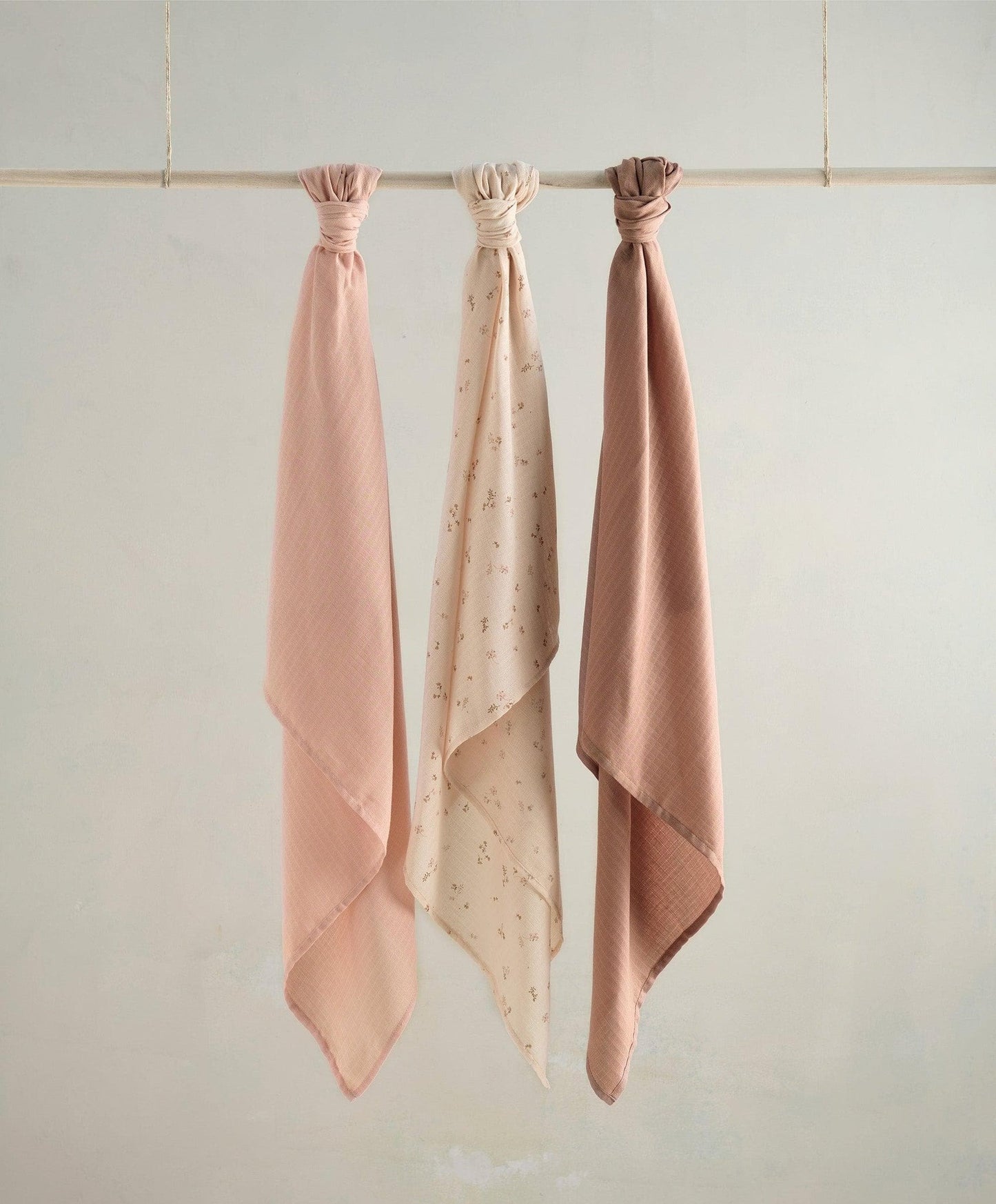 Mamas & Papas Large Muslin Cloths 3 Pack Welcome to the World Wildflower | Mamas & Papas, Babies, Nursing, 