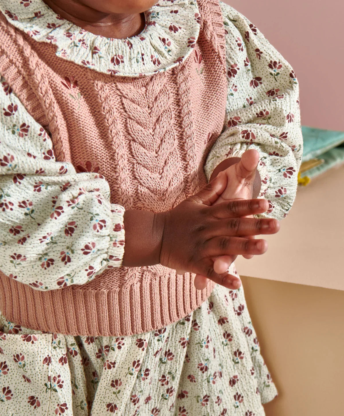 Ensemble robe à col volanté fleuri et gilet en tricot brodé (2 pièces)