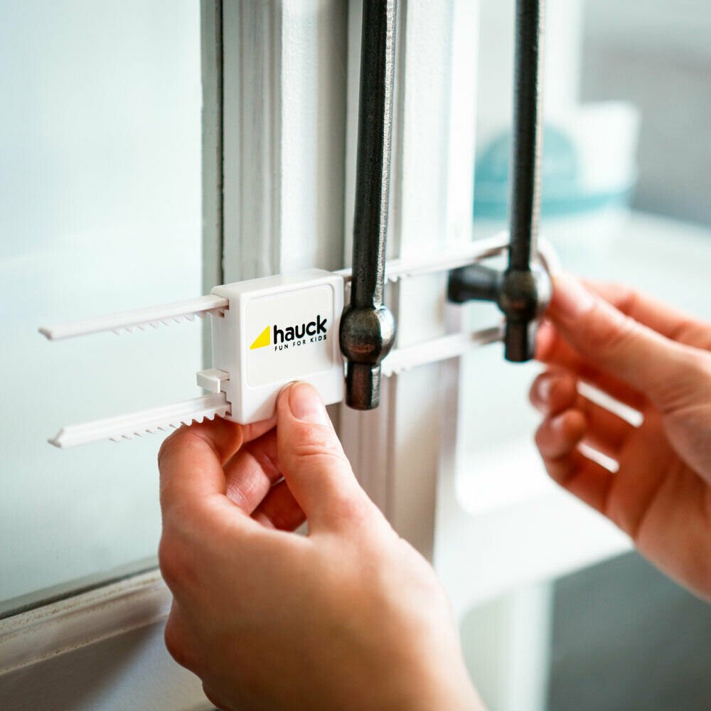 Close Me Safety Lock | Car Seat Accessory | Hauck for Mamas & Papas LB - 6hr